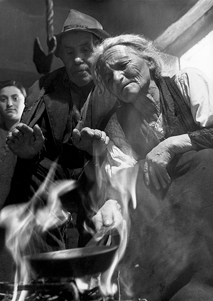 Montemurro. Divination in molten tin, 1952