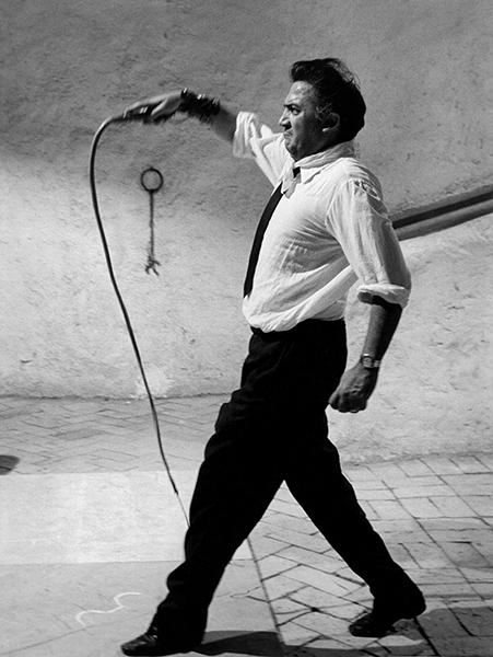 Federico Fellini directing Otto e mezzo, 1963